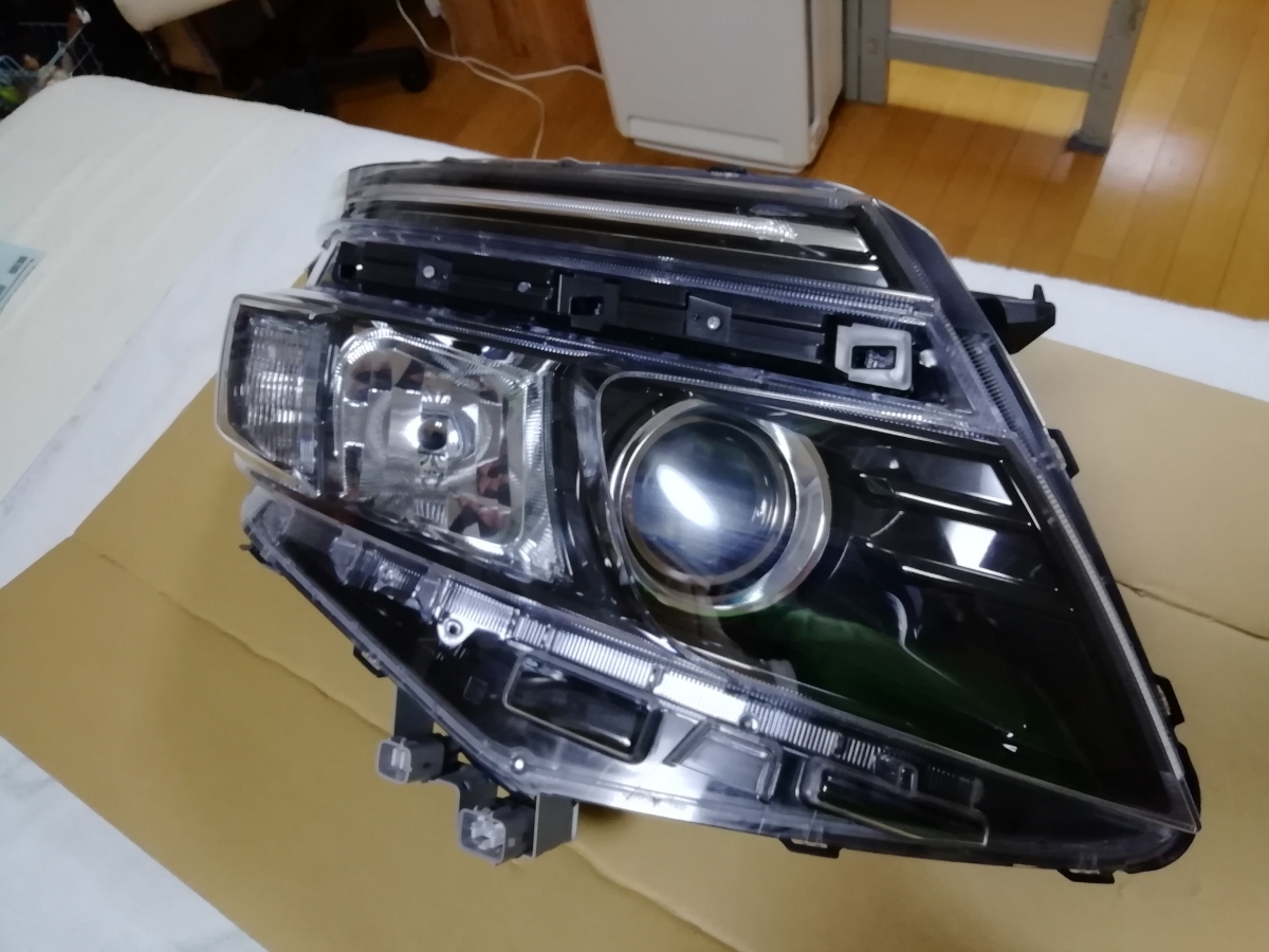 ZRR80 ヴォクシー 純正右ヘッドライト LEDヘッドライト 81130-28D21 