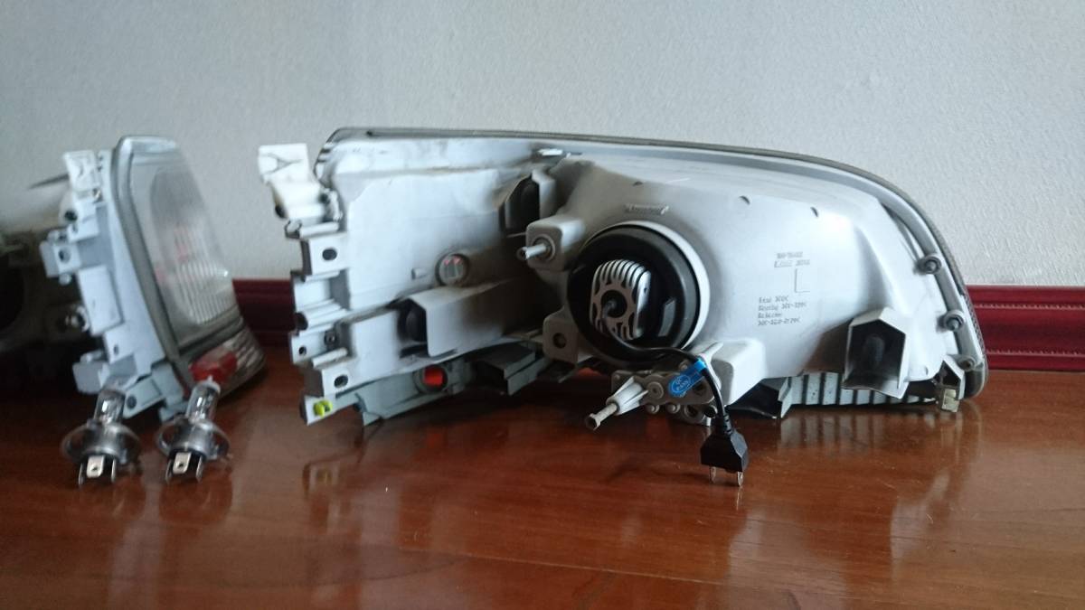 ハイエース　１００系　後期　KOITO　純正ヘッドライト　LED_2