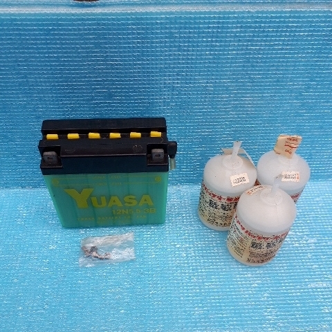 当時物 ユアサバッテリー 12N5.5-3B 新品 オマケ付き 検索)RZ250 RZ350 RD400 RZ250R RZ250RR RZV500 ベスパ PK50S PK80 PK100S P200E