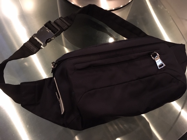 正規品，2026 ：定価98 000円 プラダ PRADA ベルト ウェスト ボディー バッグ ポーチ 黒 ブラック(プラダ一般)｜売買されたオークション情報、yahooの商品情報をアーカイブ公開 - オークファン かばん、バッグ