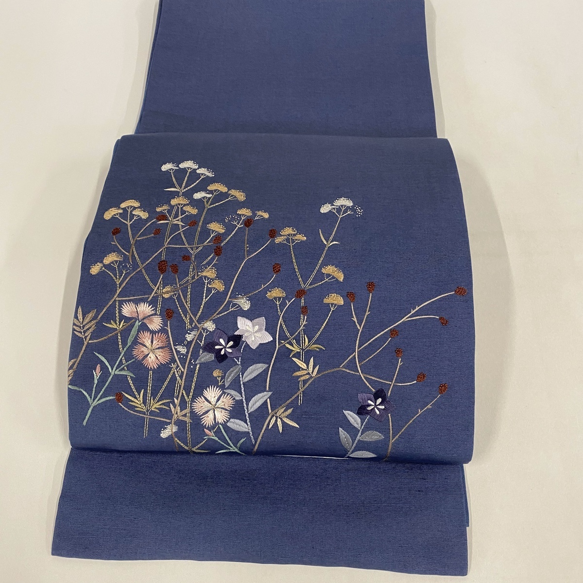 袋帯 美品 お太鼓柄 秀品 紬地 刺繍 正絹 草花 縞 金銀糸 藍