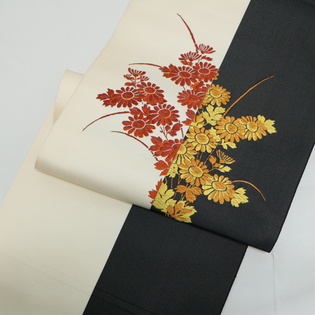 八寸名古屋帯 刺繍加工 花柄 お太鼓柄 生成り/黒色系 正絹 長さ:3㍍59