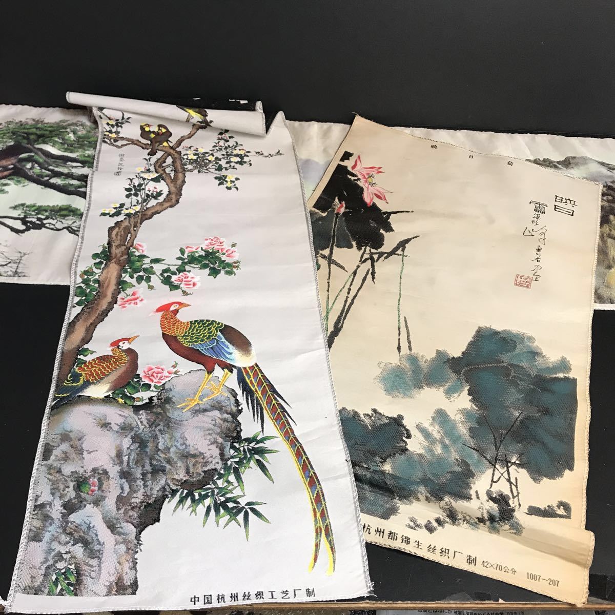 T990] 中国杭州 刺繍画 3点まとめて 松風景図 雉 映日荷 タペストリー 