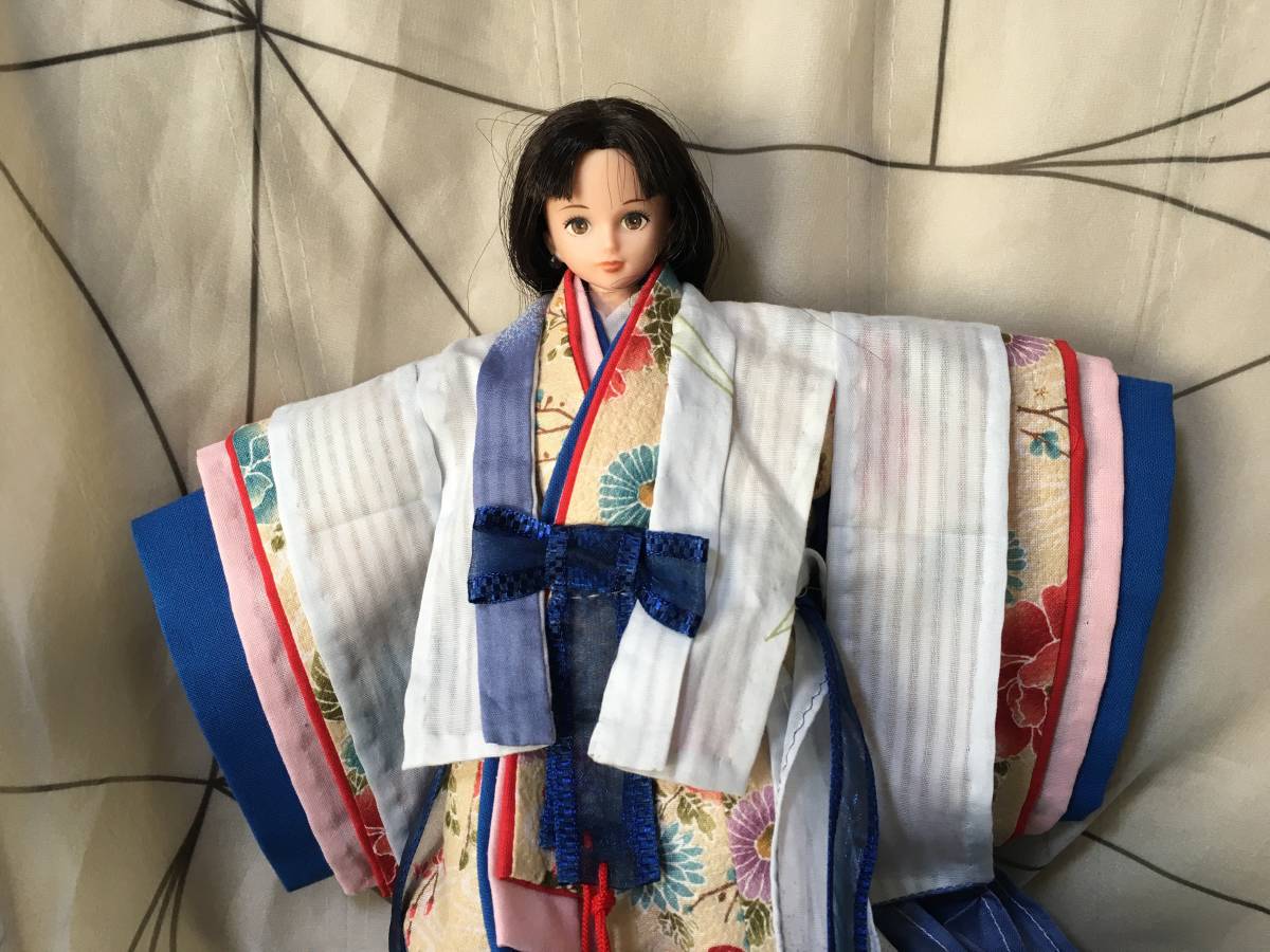 袿姿(裳、唐衣つき)