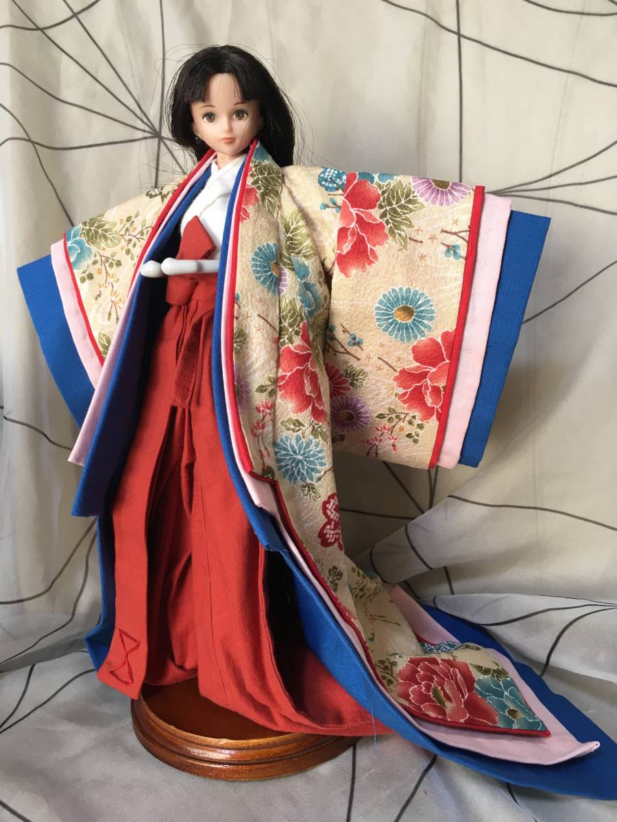 袿姿(裳、唐衣つき)
