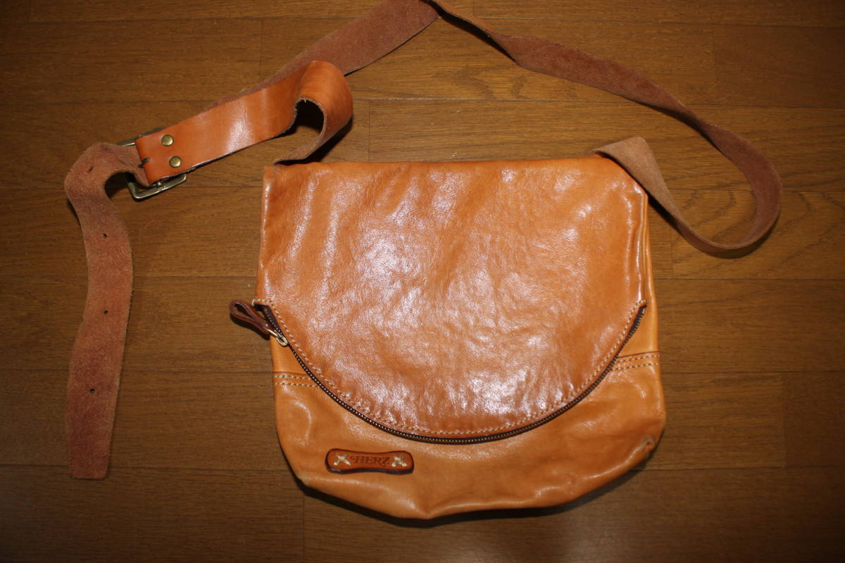 HERZ ヘルツ レザー ショルダー バッグ美品 HERZ(ヘルツ) ⁄ ショルダーバッグにもなるベルトポーチ⁄レザー HERZ