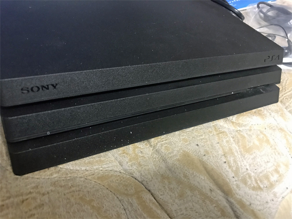 ☆ SONY ソニー PS4 Pro CUH-7000BB01 ジェット・ブラック/1TB 付属品