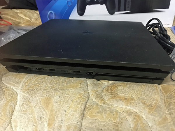 ☆ SONY ソニー PS4 Pro CUH-7000BB01 ジェット・ブラック/1TB 付属品