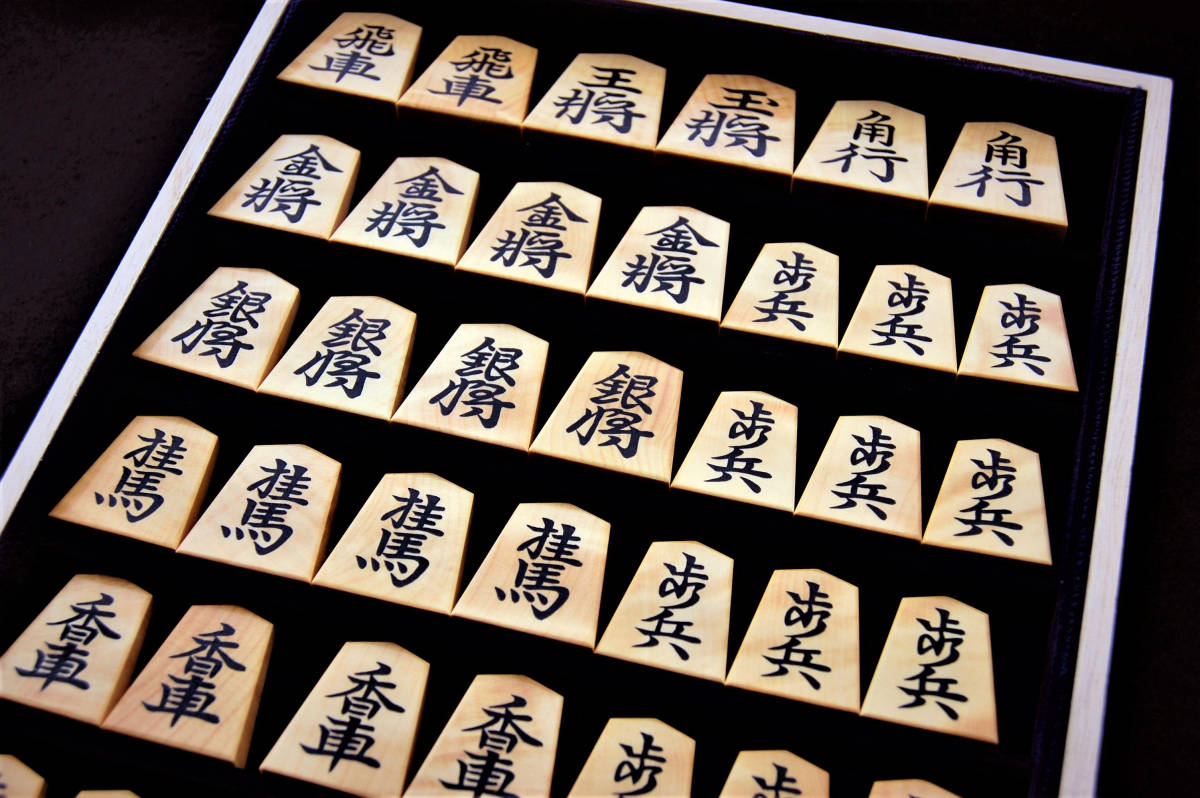 新品⁄桐製平箱付(K733 淘水作宗歩好島黄楊根柾杢盛上将棋駒 梢月作三玉 