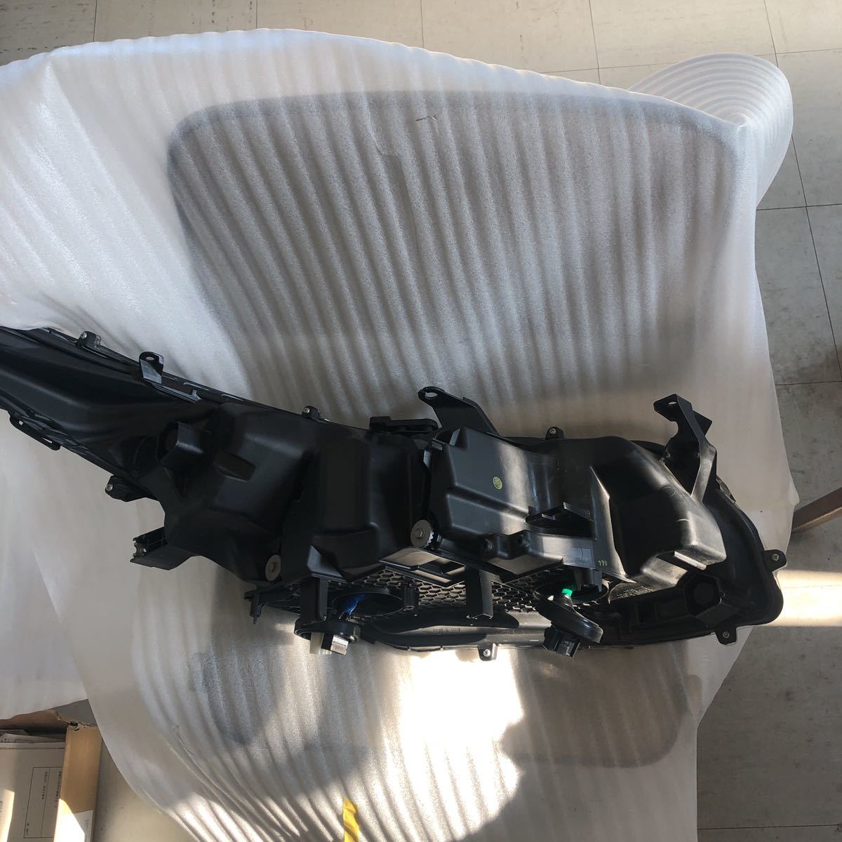 お買い得，人気】 プリウスPHV 左ヘッドランプ ZVW52 81185-47560
