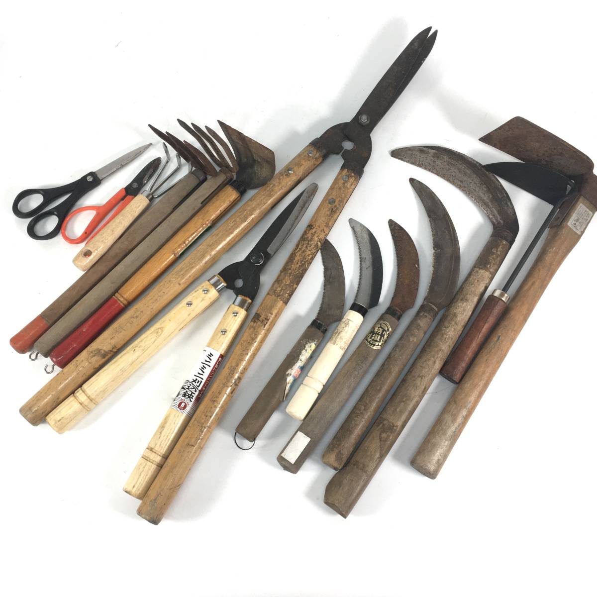 R377 工具まとめ 桑 かま 枝切りハサミ 庭手入れ道具 Diy 草刈り 稲刈り 畑 田んぼ 庭 土いじり 農園 造園 園芸 花 農業 はさみ のこぎり 売買されたオークション情報 Yahooの商品情報をアーカイブ公開 オークファン Aucfan Com