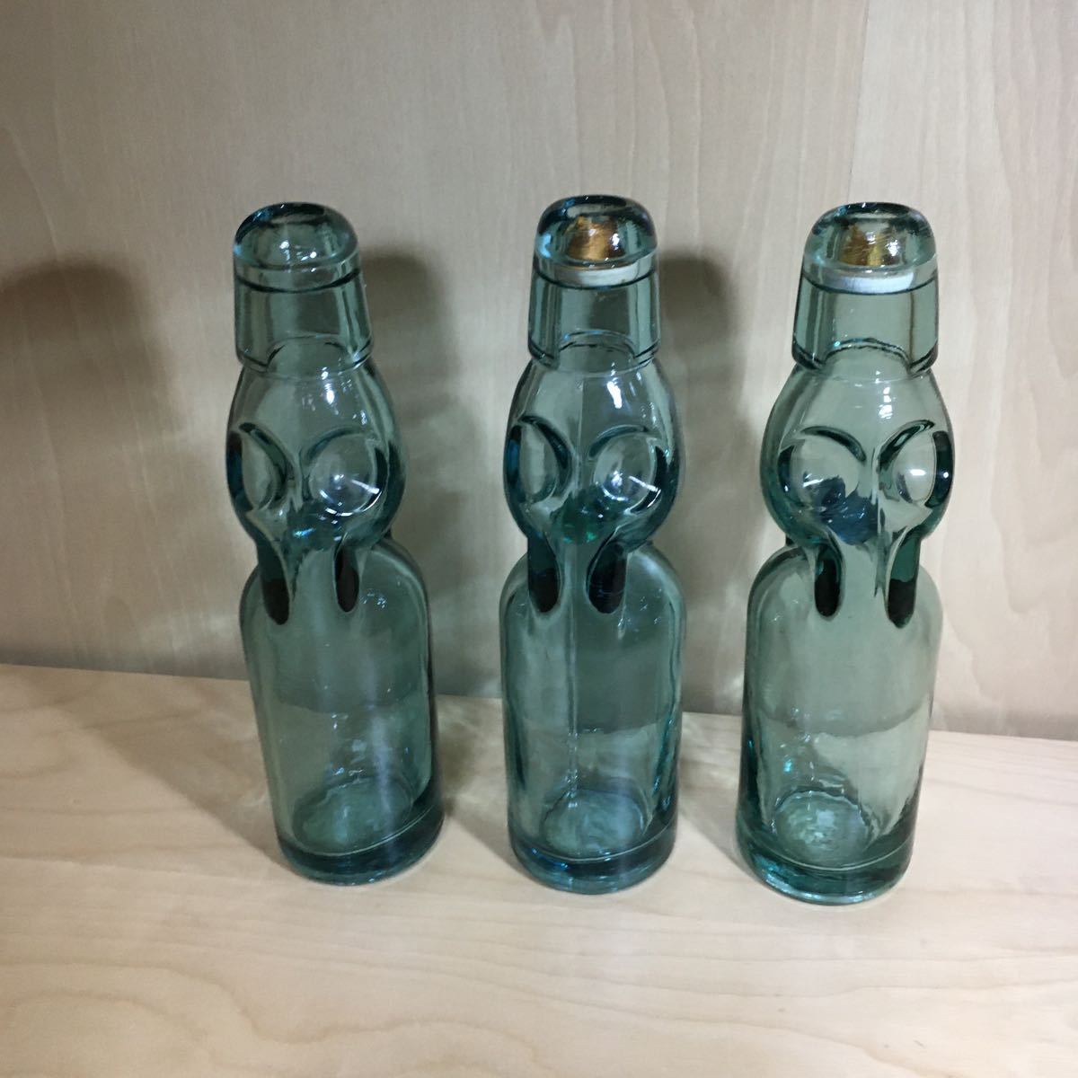 ラムネのビン ガラス昭和レトロ炭酸清涼飲料ビー玉 駄菓子屋懐かしい夏お祭り古道具古民家コレクションコレクター瓶色瓶ブルークリスタル 雑貨 売買されたオークション情報 Yahooの商品情報をアーカイブ公開 オークファン Aucfan Com