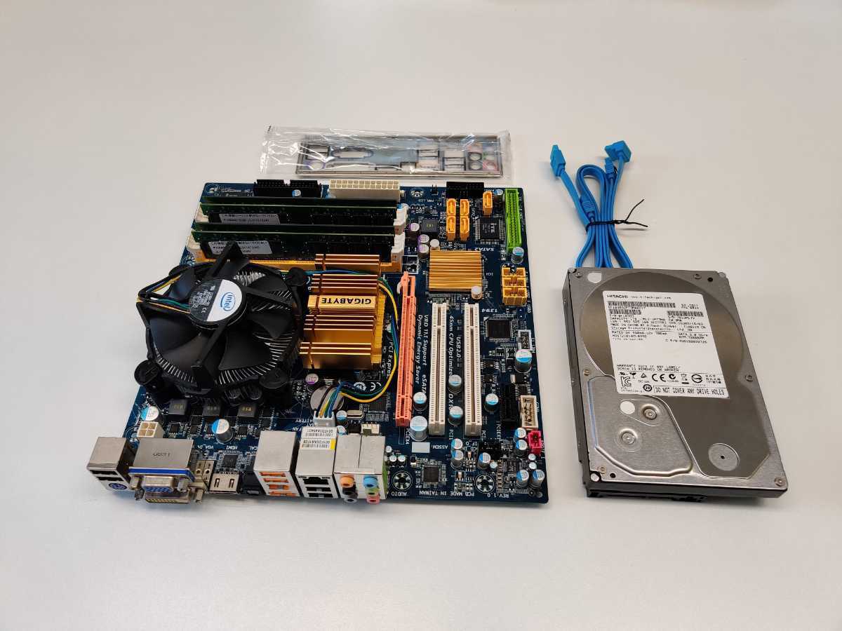 GIGABYTE GA-EG45M-DS2H CPU:Core2Duo E8500 MEM:2GBx4枚 計8GB HDD:HITACHI 1TB Windows10の動作確認済_1