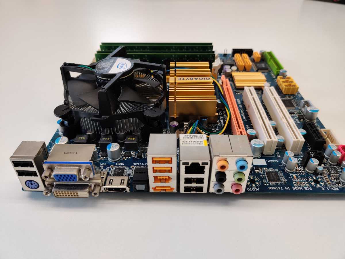 GIGABYTE GA-EG45M-DS2H CPU:Core2Duo E8500 MEM:2GBx4枚 計8GB HDD:HITACHI 1TB Windows10の動作確認済_3