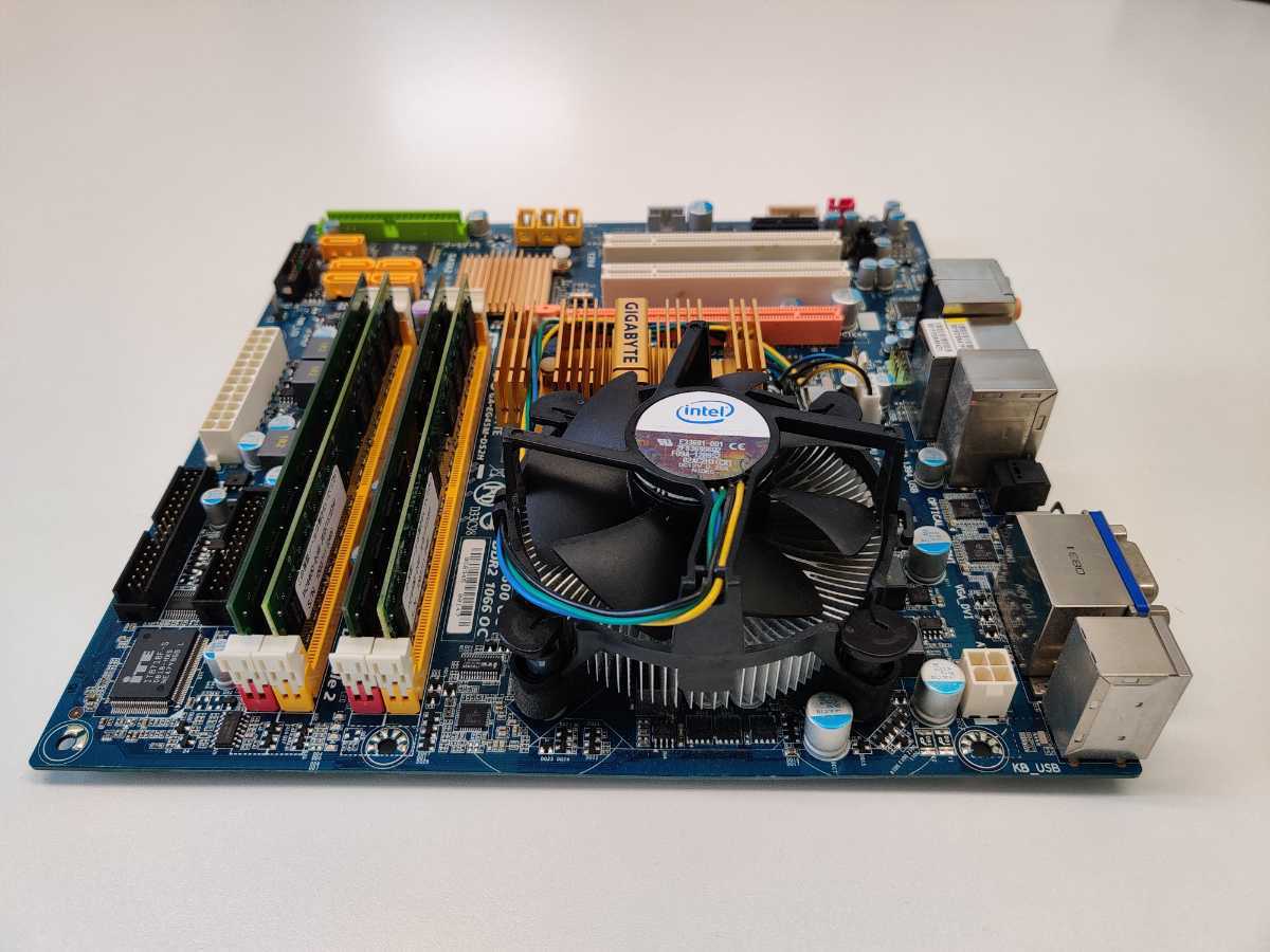 GIGABYTE GA-EG45M-DS2H CPU:Core2Duo E8500 MEM:2GBx4枚 計8GB HDD:HITACHI 1TB Windows10の動作確認済_4