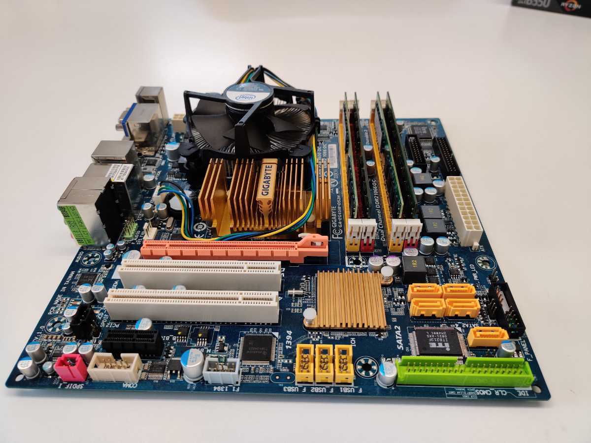 GIGABYTE GA-EG45M-DS2H CPU:Core2Duo E8500 MEM:2GBx4枚 計8GB HDD:HITACHI 1TB Windows10の動作確認済_5