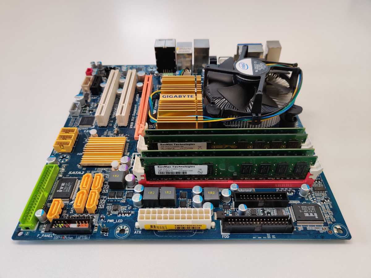 GIGABYTE GA-EG45M-DS2H CPU:Core2Duo E8500 MEM:2GBx4枚 計8GB HDD:HITACHI 1TB Windows10の動作確認済_6