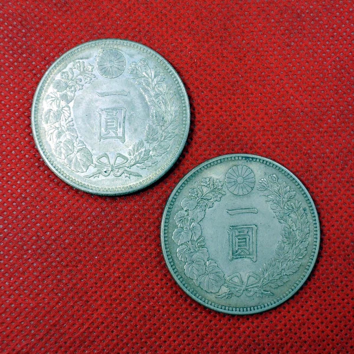 0714-1 古銭 一圓銀貨 明治25/26年銘 2枚組 y09-788930-33【