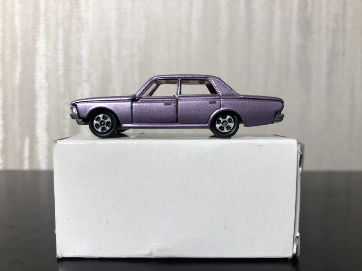 トミカ 黒箱 日本製 1Aホイール クラウン 薄紫 赤シート ミニカー