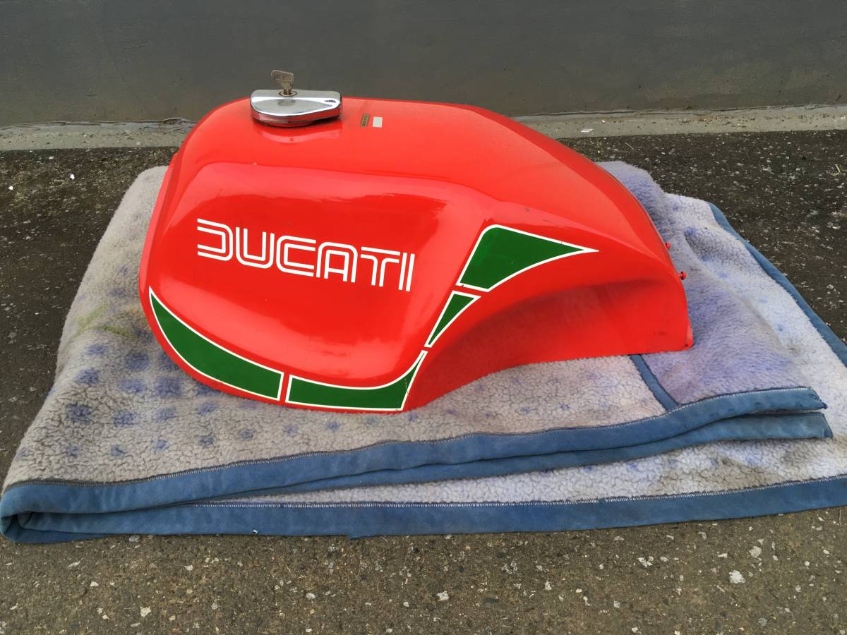 ドゥカティ 900MHR 純正タンク キャップ、鍵付 ドゥカティ 