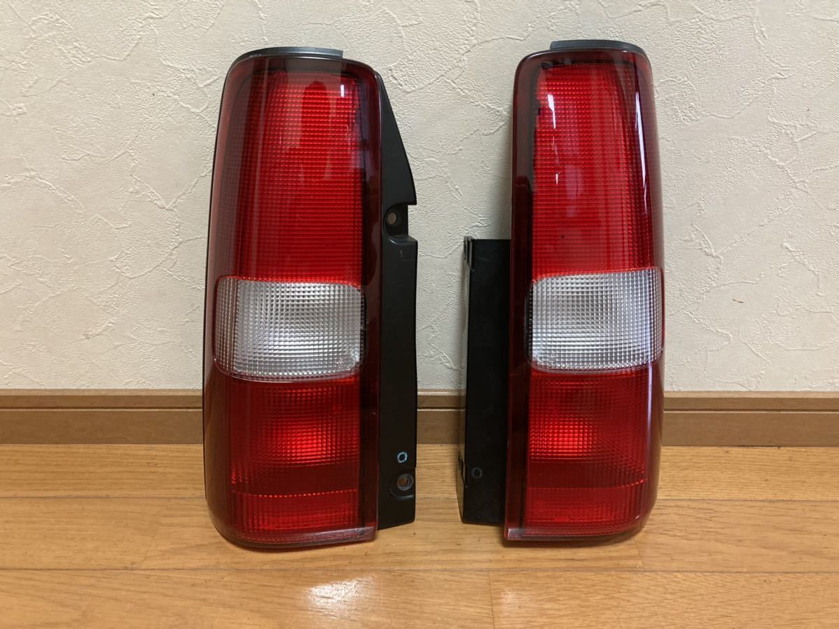 車 新車外し JB43 ジムニーシエラ純正テールライト