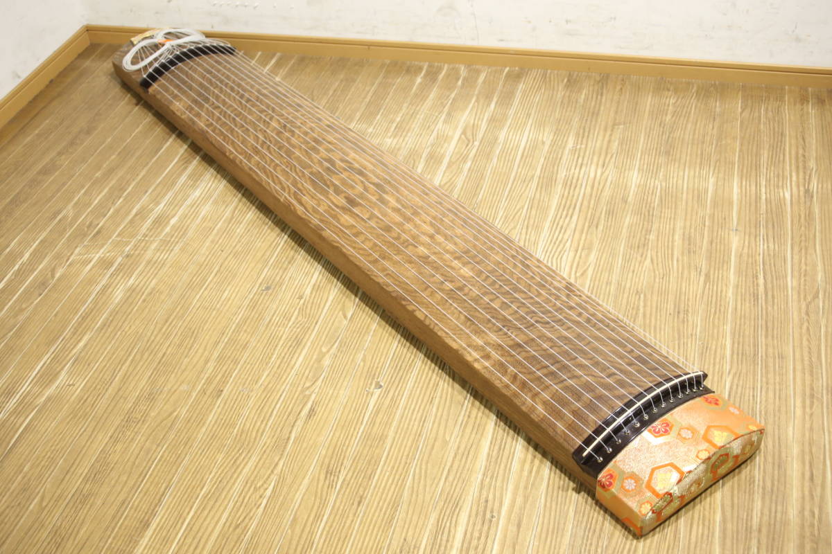 おしゃれ 琴 くり甲 綾杉彫り 座名あり 山水 金蒔絵 螺鈿 刳甲 紅木 上