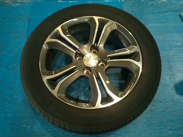 定番人気，お得 H27年 プジョー 208 A9HM01 純正 16インチ アルミホイール 16x6.0J オフセット+23 4穴 PCD：108 1本のみ ③(純正品)｜売買されたオークション情報、yahooの商品情報をアーカイブ公開 - オークファン 4穴