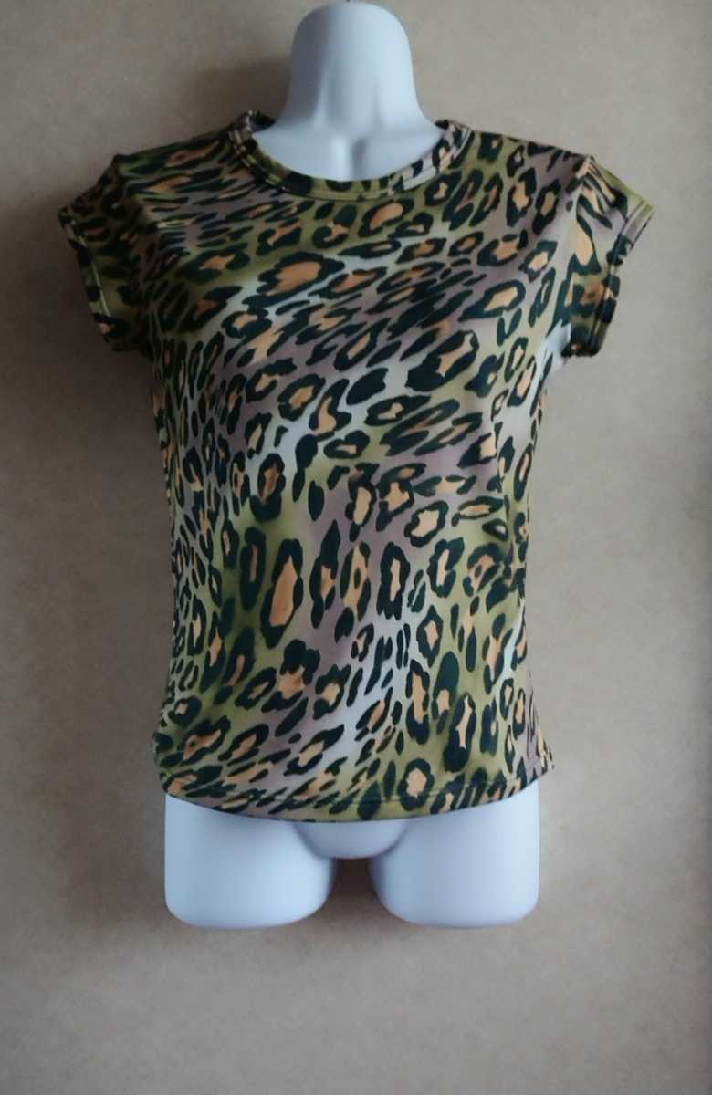★美品ミカノmikanoTシャツ（カーキ/豹柄）ヨガ　ピラティス　ダンス　ヨガウェア　バレトン　ヨガウェア　レオパード　オシャレ　キレイ系_1