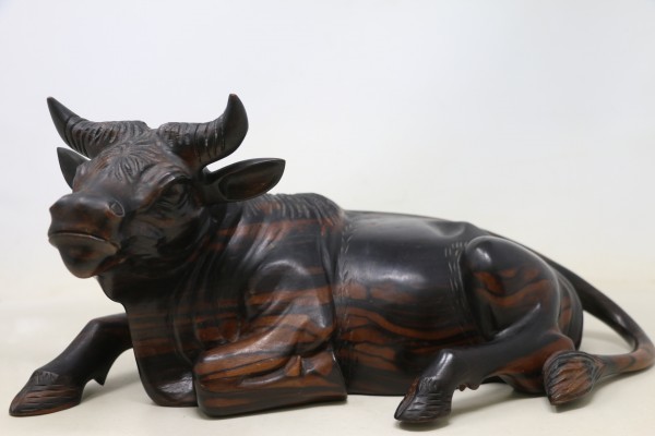 木彫り 牛 置物 縞黒檀 木製 水牛 約19×44cm（C8019） 工芸品 木工、竹工芸