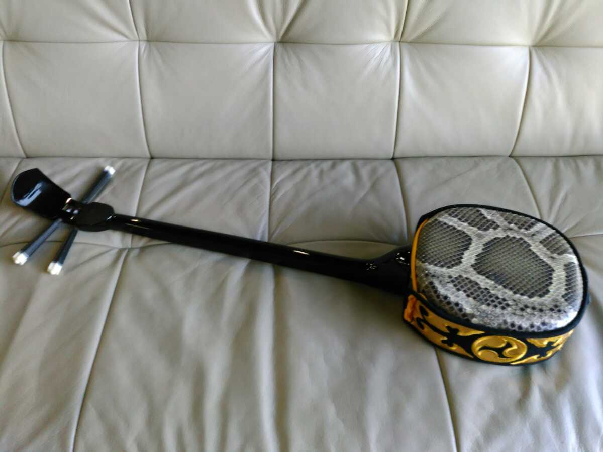 ◎K86529:蛇味線 沖縄三味線 三味線 人工皮 全長 約79cm ケース付き