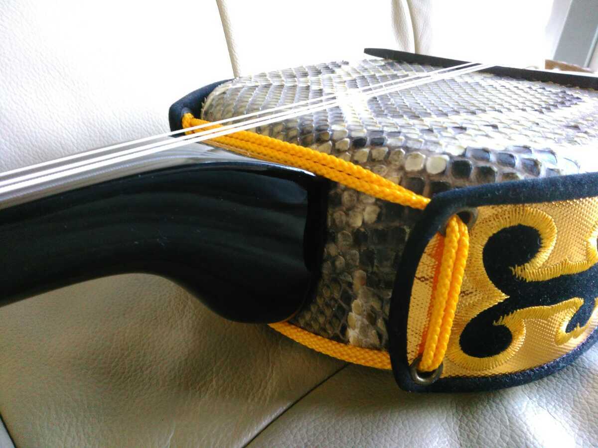 ◎K86529:蛇味線 沖縄三味線 三味線 人工皮 全長 約79cm ケース付き