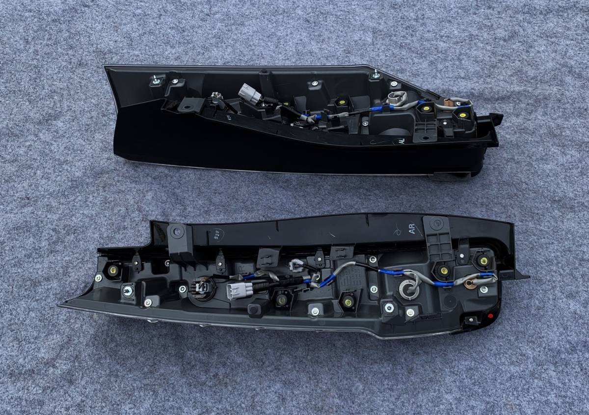 ノア エスクァイア 80系□後期 純正 テールランプ 左右セット 美中古品