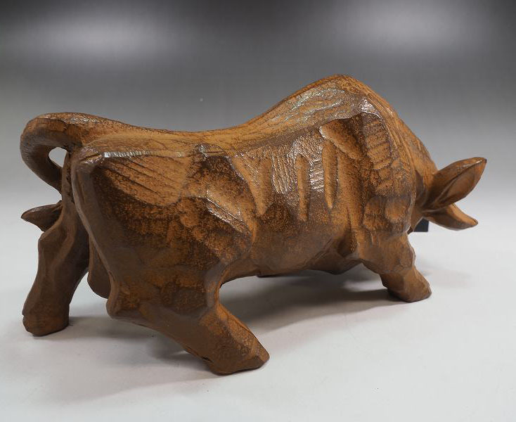 結 保管品 干支置物 闘牛 西田秀作 丑置物 牛置物 鋳鉄製 18-90-550の
