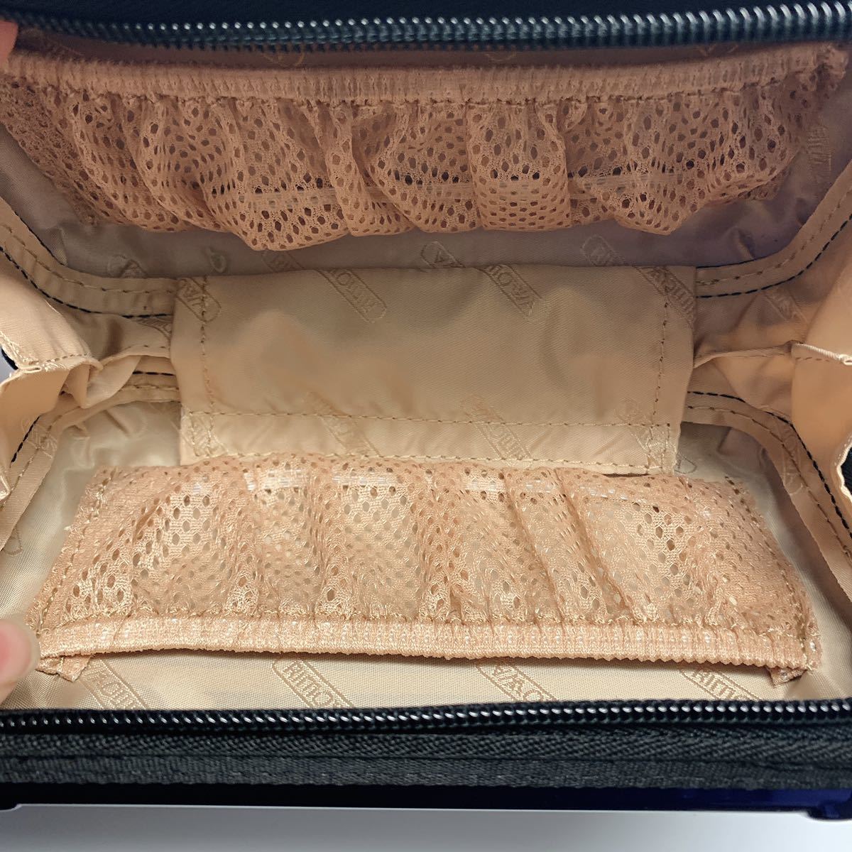 送料込み タイ航空 ファーストクラス リモワ アメニティRIMOWA ポーチ