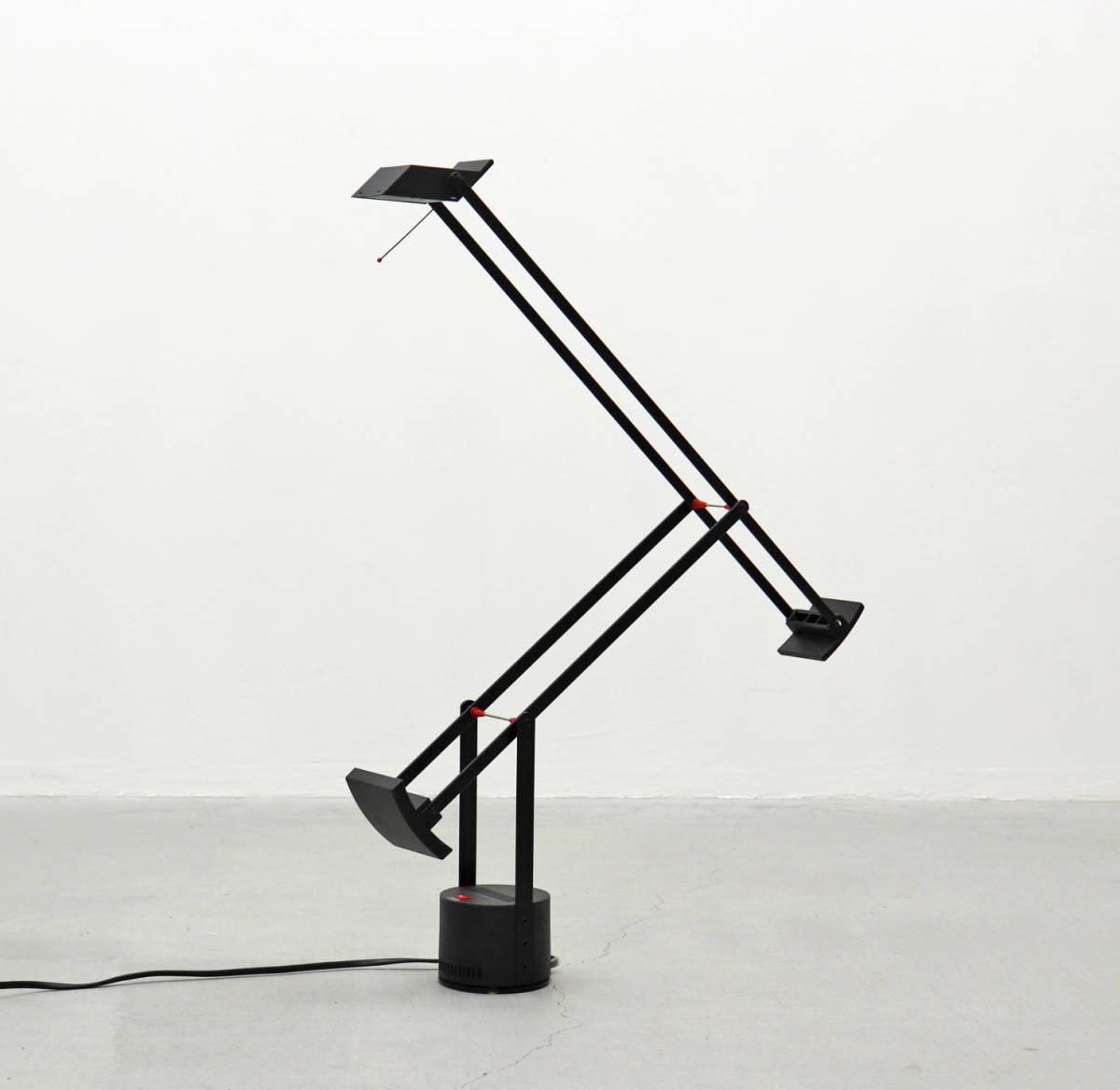  Artemide アルテミデ TIZIO S1984B ティチオ デスクライト イタリア モダン 照明 1/ヤマギワリチャード サッパー/KDT20133(デスクライト)｜売買されたオークション情報、yahooの商品情報をアーカイブ デスクライト