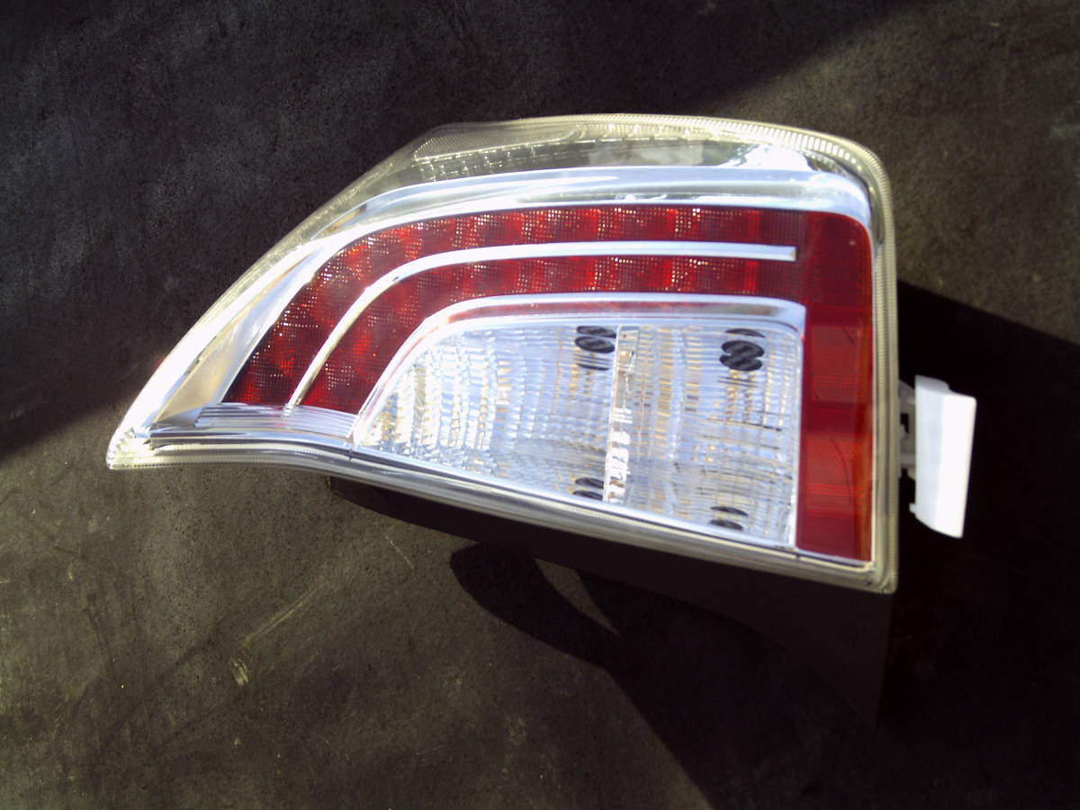 ZVW30 プリウス 後期　右