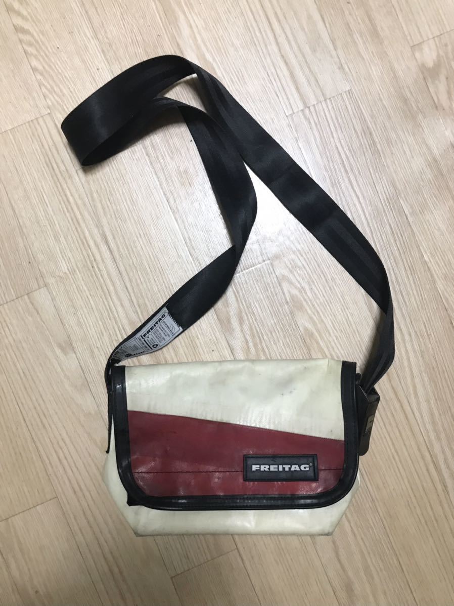 FREITAG フライターグ メッセンジャーバッグ ショルダーバッグ 白 赤