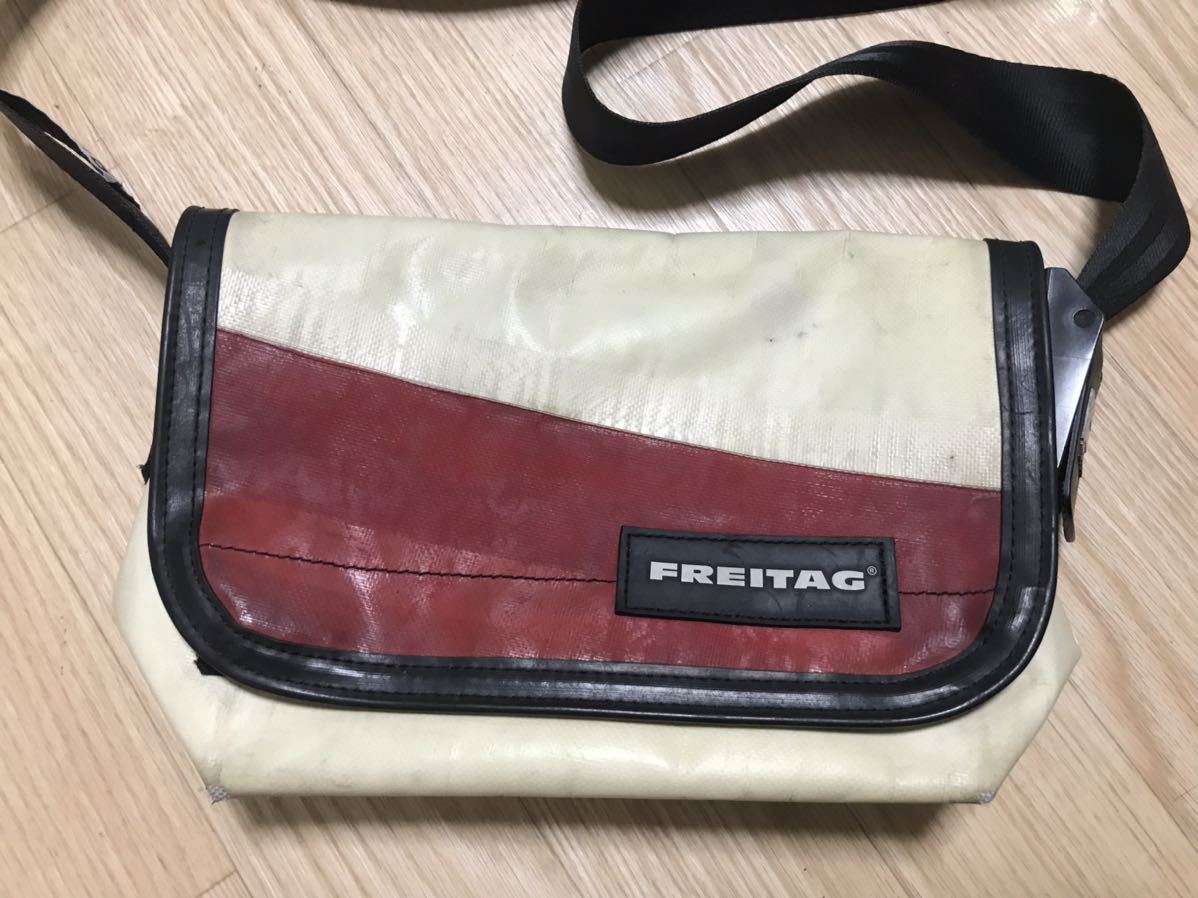 FREITAG フライターグ メッセンジャーバッグ ショルダーバッグ 白 赤