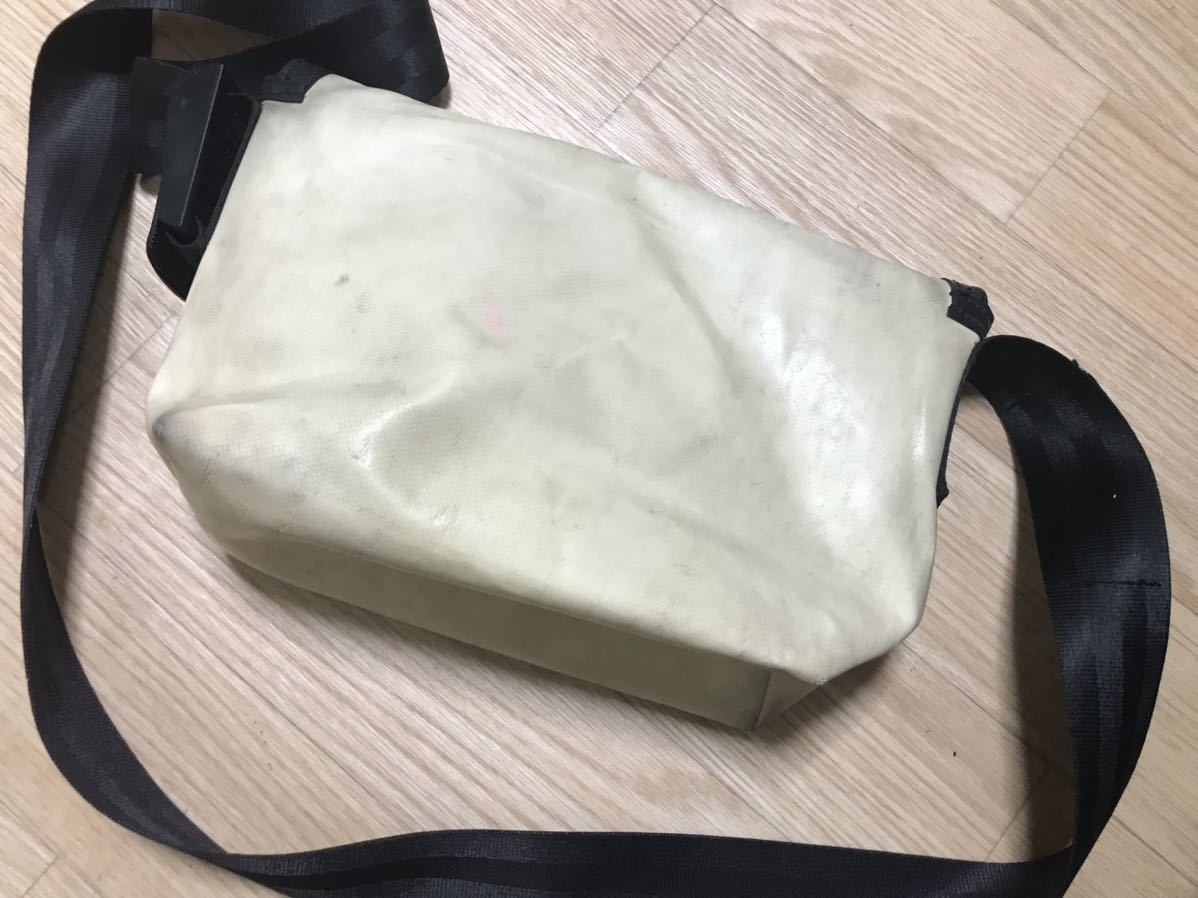FREITAG フライターグ メッセンジャーバッグ ショルダーバッグ 白 赤