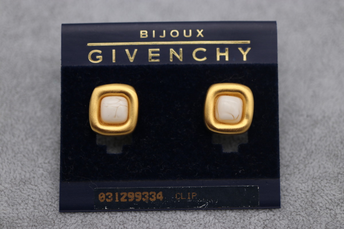 GIVENCHY フープピアス　ゴールド GIVENCHY ジバンシー フープ ピアス ゴールド色 サークル チャーム 美
