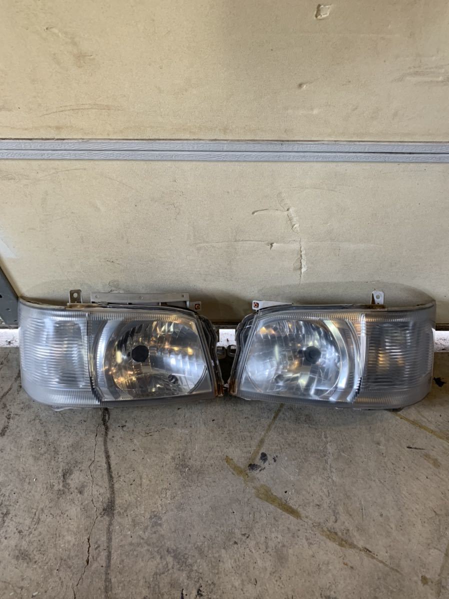 中古 レベライザー付き 200系 ハイエース トヨタ 純正 ヘッドランプ