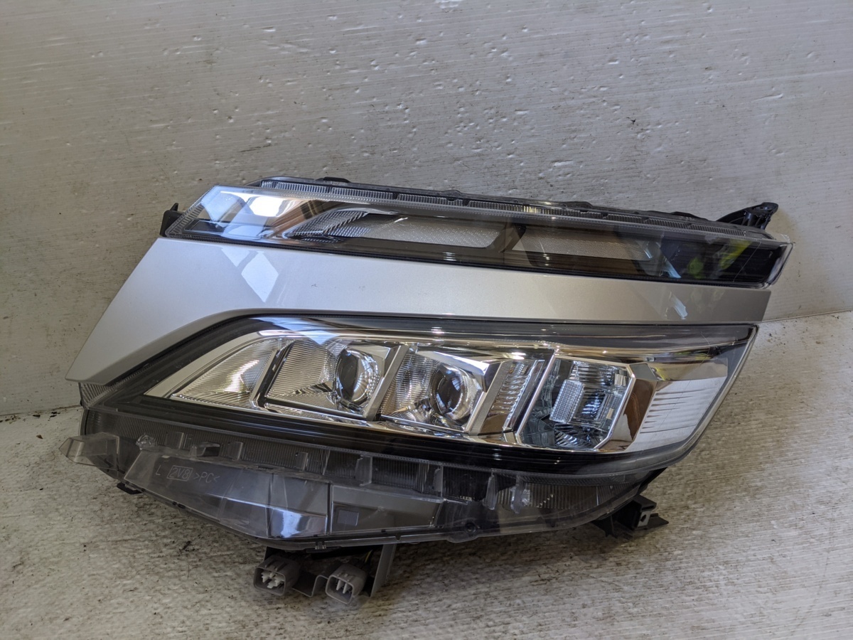 ☆ ヴォクシー 80系 ZRR80 後期 刻印D LED ヘッドライト 左 ☆1411 