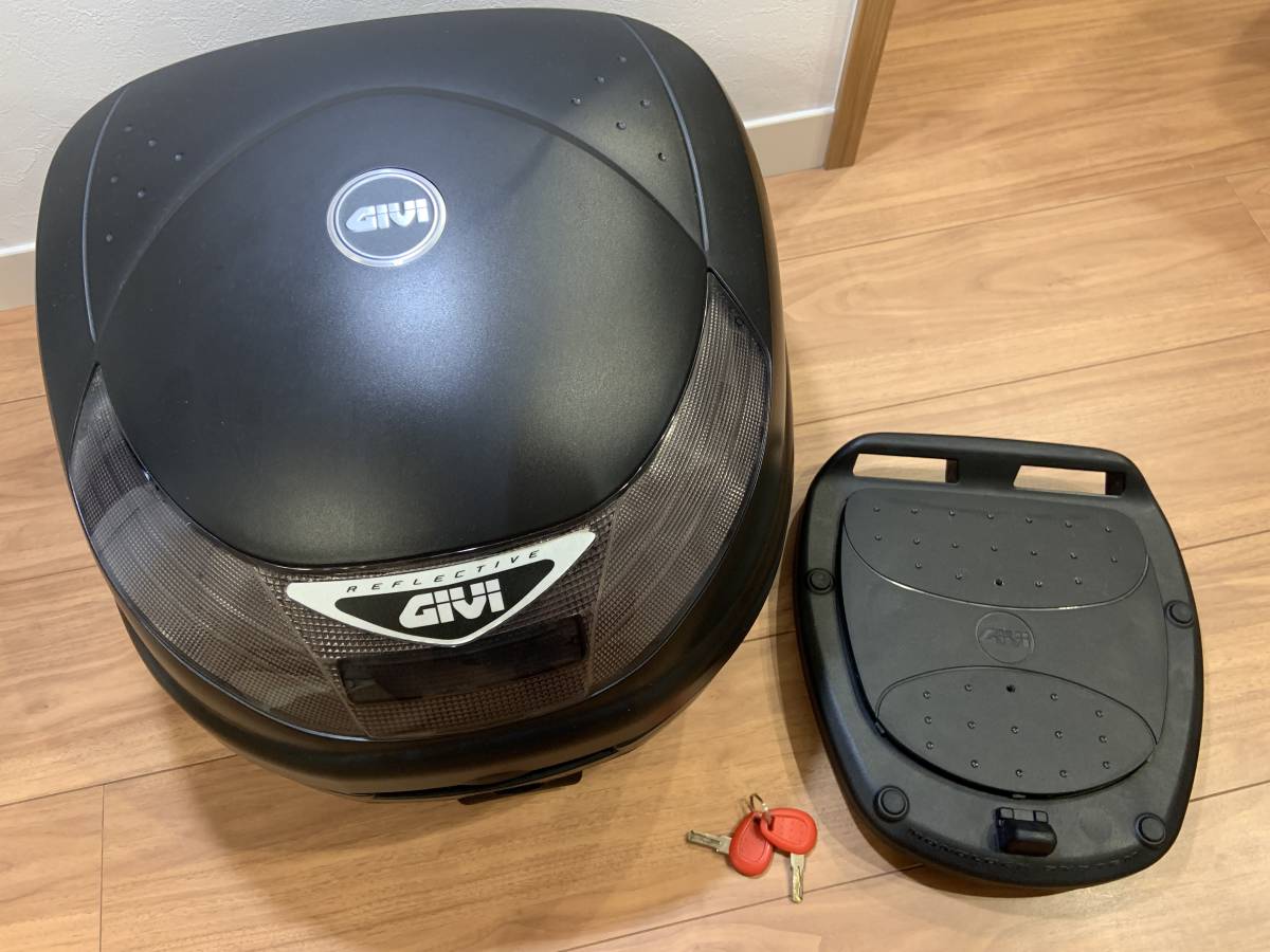 リアボックス 30L GIVI | (ジビ) 未塗装ブラック スモーク トップ 