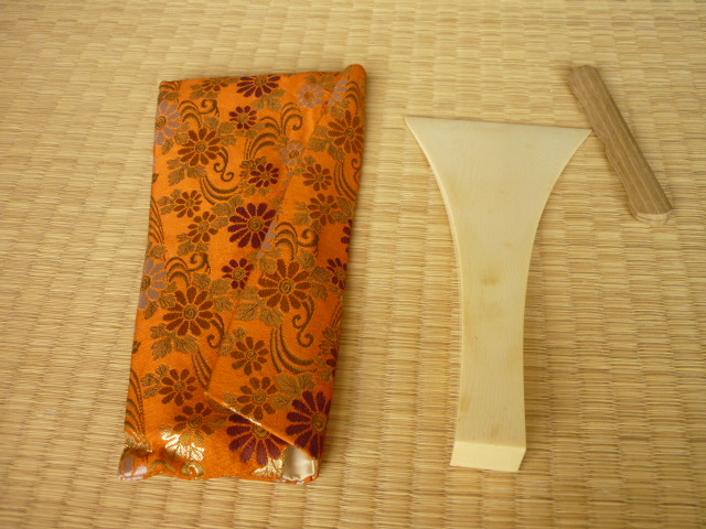 ☆貴重☆三味線 　高級撥 ばち 　 開き 10，9cm　１45ｇ　美品　ソフトケース有り