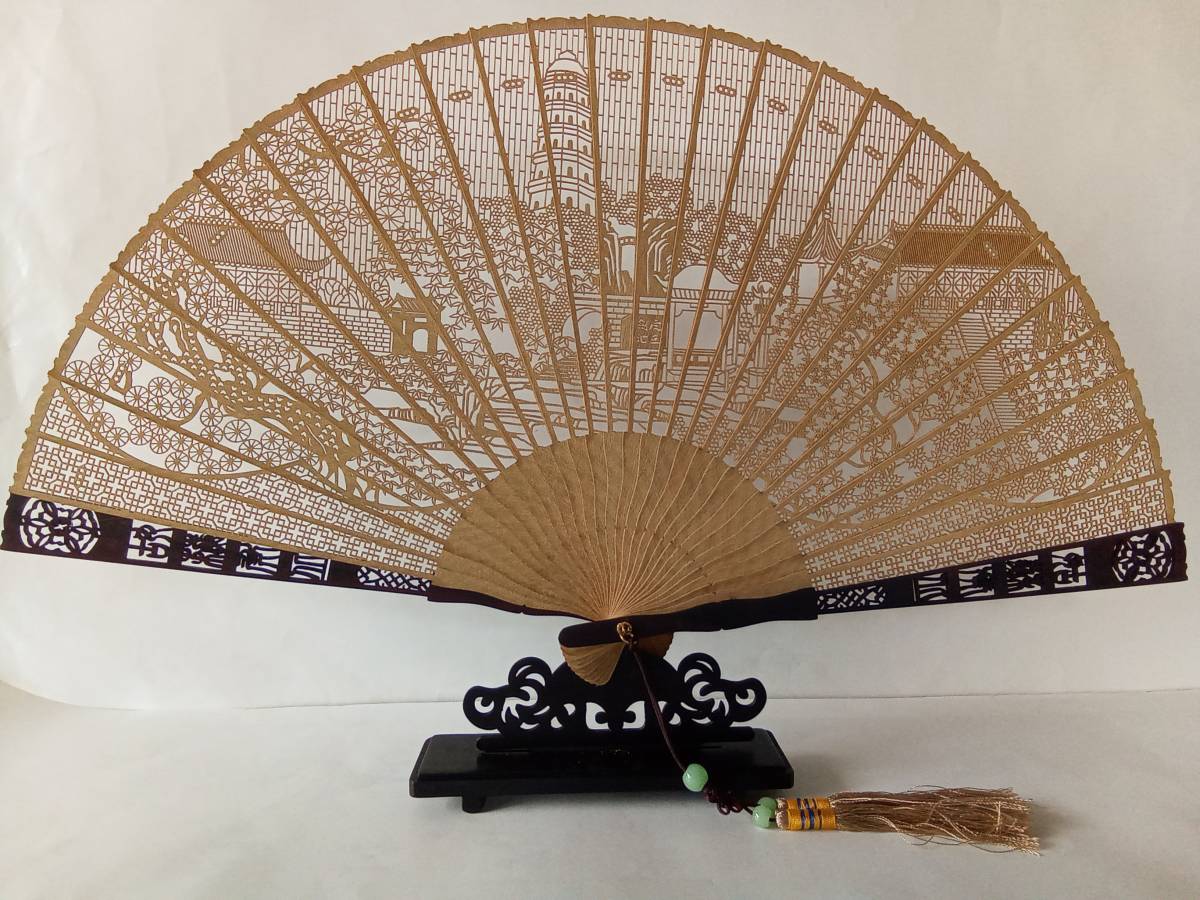 特級品 超精密 透かし彫り扇子 23cm 男女兼用 化粧箱入 檀扇/香木
