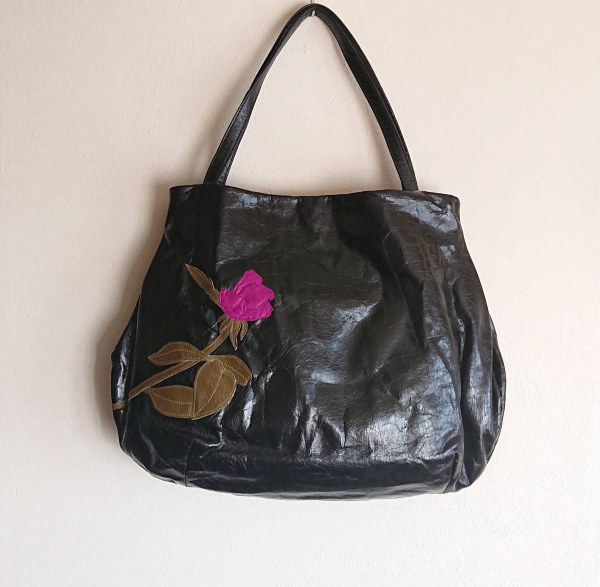 新品★スザンナハンター バッグ 黒 牛革 バラ 薔薇 SUSANNAH HUNTER マルニ アッシュぺーフランス ジャックルコー h.pfrance 2026年最新Yahoo!オークション -スザンナハンターの中古品・新品・未 goldie 公式 Bee! 前ポケット付ショルダーバッグ|