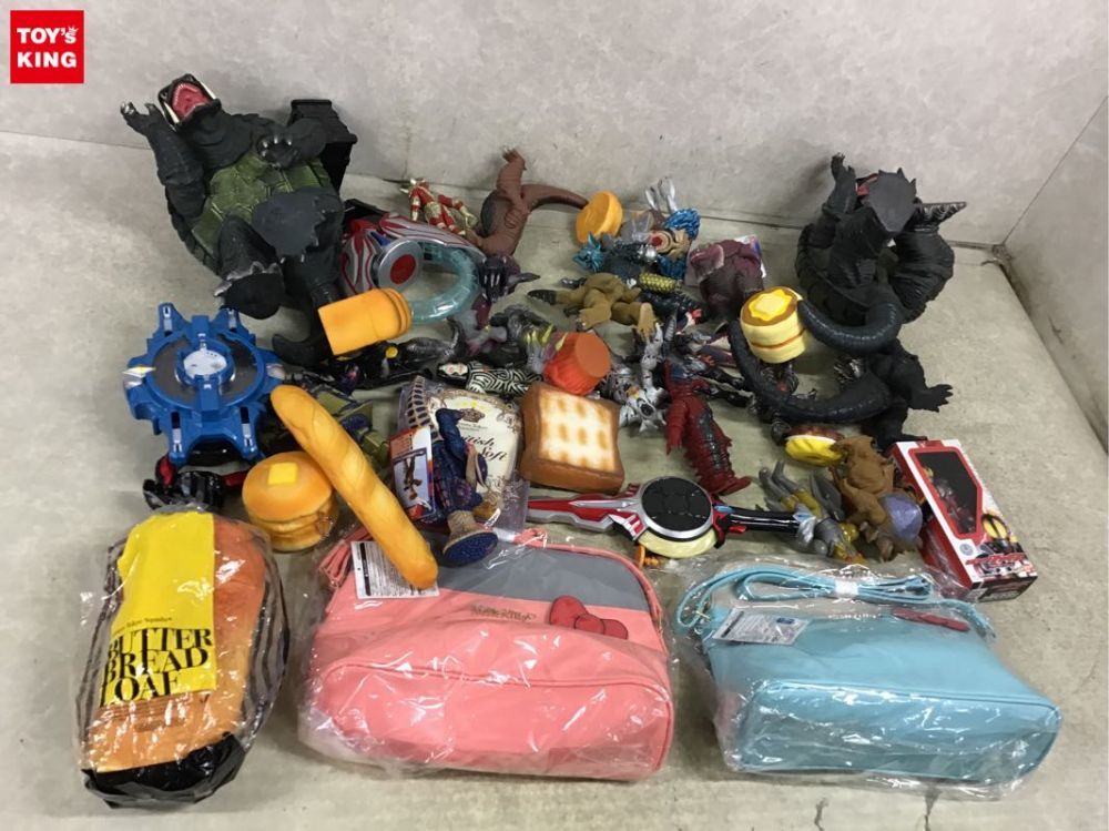 1円～ 同梱不可 ジャンク ソフビ バルタン星人、ゴジラ、ガメラ、ハローキティ ペールトーンバイカラー ショルダーバッグ他