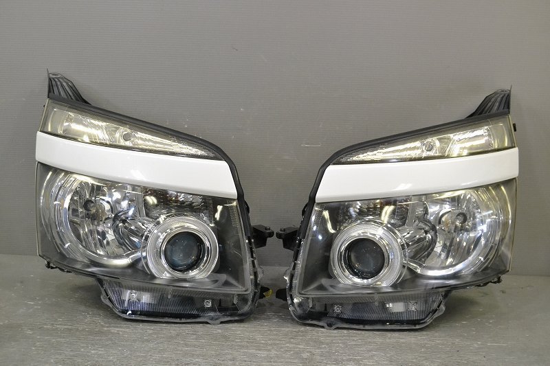 ヴォクシー HID 前期 ヘッドライト 70系 トヨタ ZRR70⁄75 純正 ZRR70