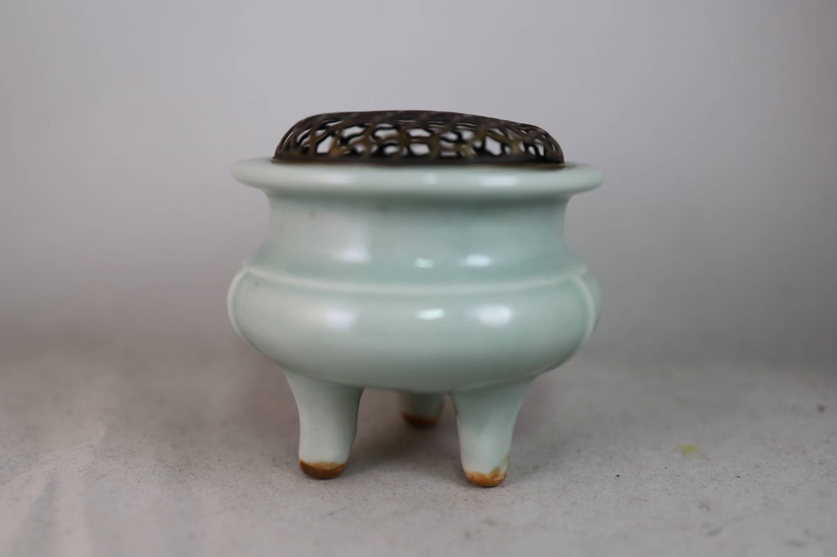 中国美術 陶磁青花唐子 人物香炉 置物 緣起物 希少品 道八大在銘 唐物 青磁香炉 中国美術 香道具 箱付 【公式通販】