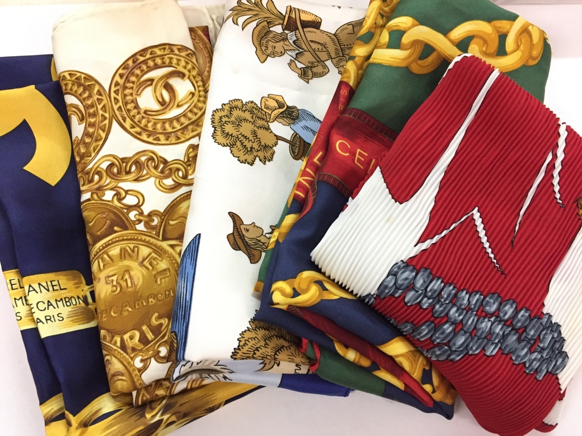 【最安値，2025】 まとめ HERMES カレ90 Les Jardiniers du Roy 庭師のロイ / CHANEL ココマーク柄 他 シルク100% スカーフ 5点(スカーフ)｜売買されたオークション情報、yahooの商品情報をアーカイブ公開 - オークファン 服飾小物
